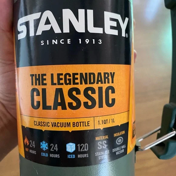 New without tags Stanley Legendary Classic Green Vacuum Bottle - Picture 2 of 5